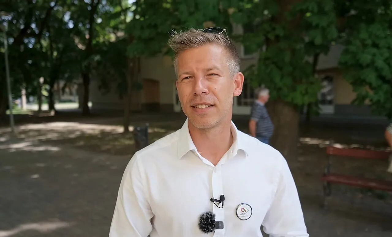 De Hongaarse politicus Magyar Péter wordt geïnterviewd door een journalist na een campagnetoespraak.